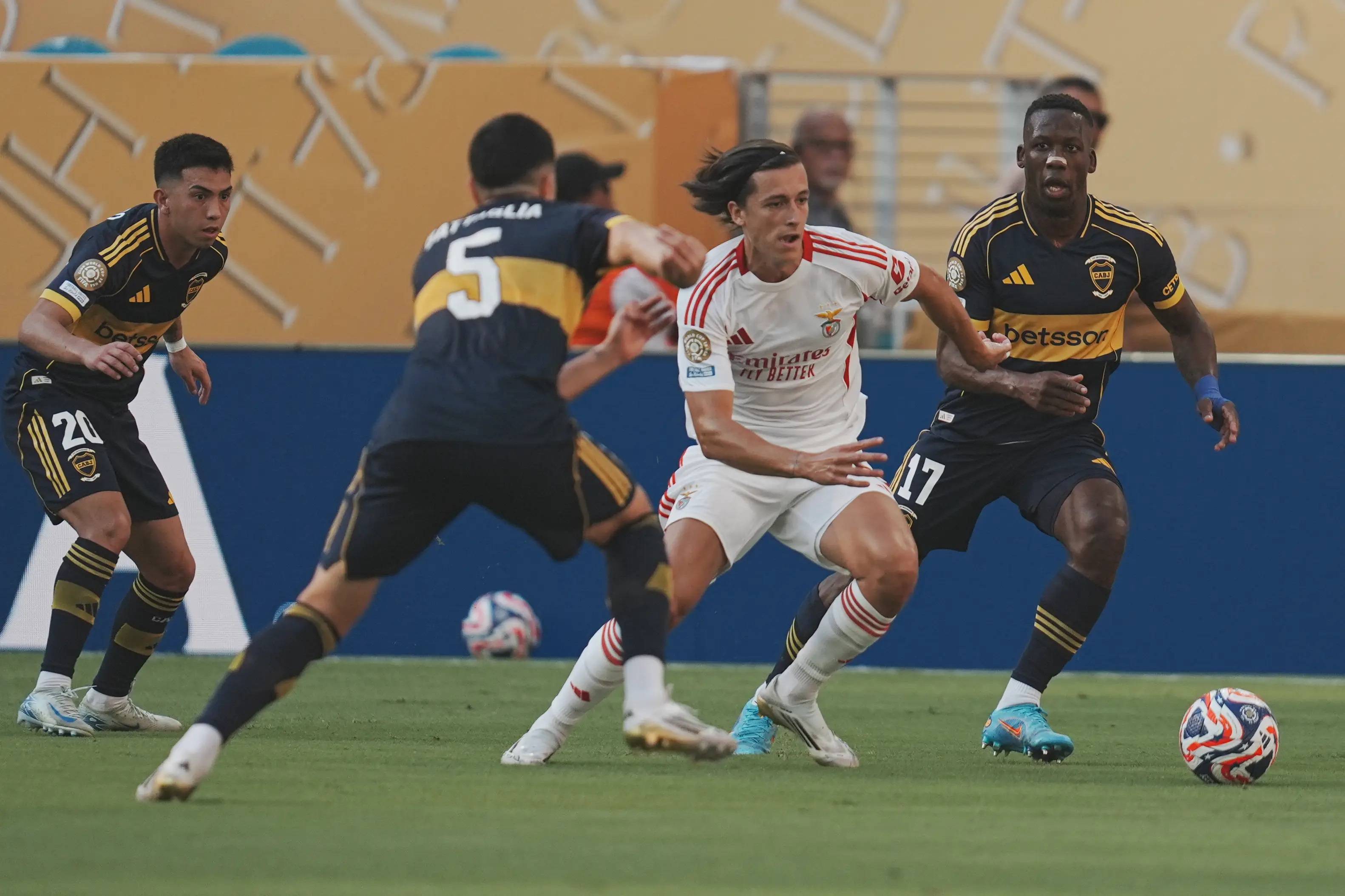 九游娱乐-包含阿根廷国家队迎世俱杯关键赛；冲刺阶段完成体检；细节曝光；年轻球员获得机会的词条