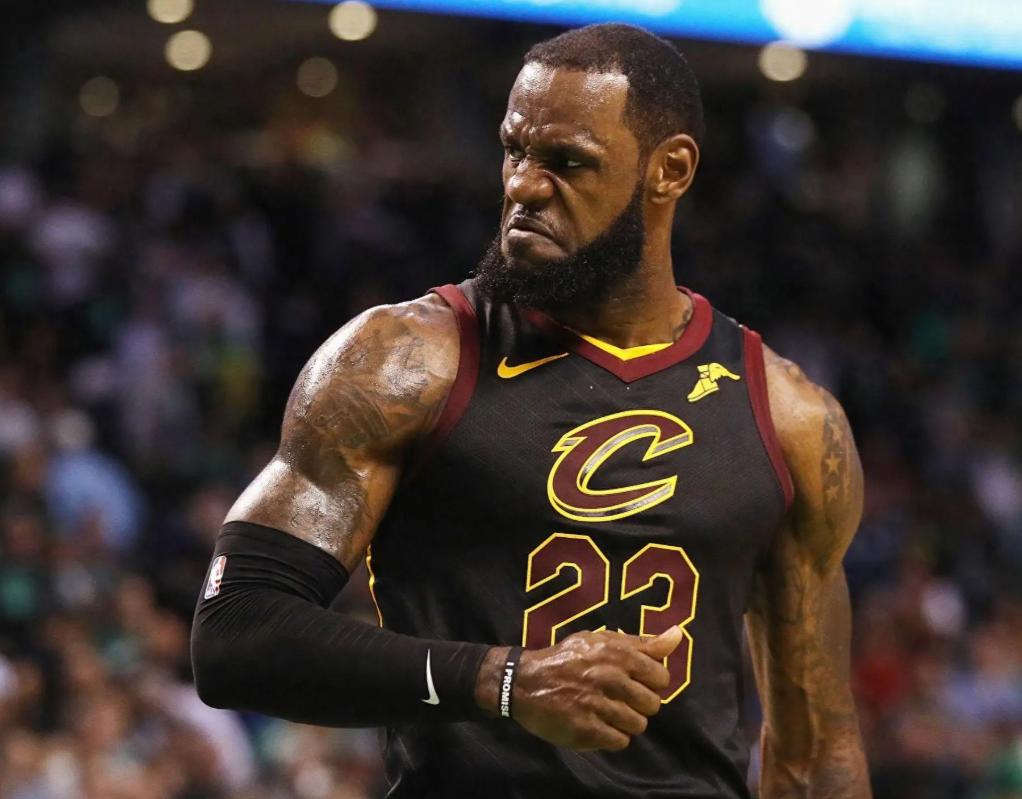 九游-詹姆斯在利物浦比赛中高光表现，战术调整引发热议！的简单介绍